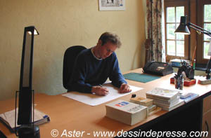 dessinateur_aster_dans_son_bureau